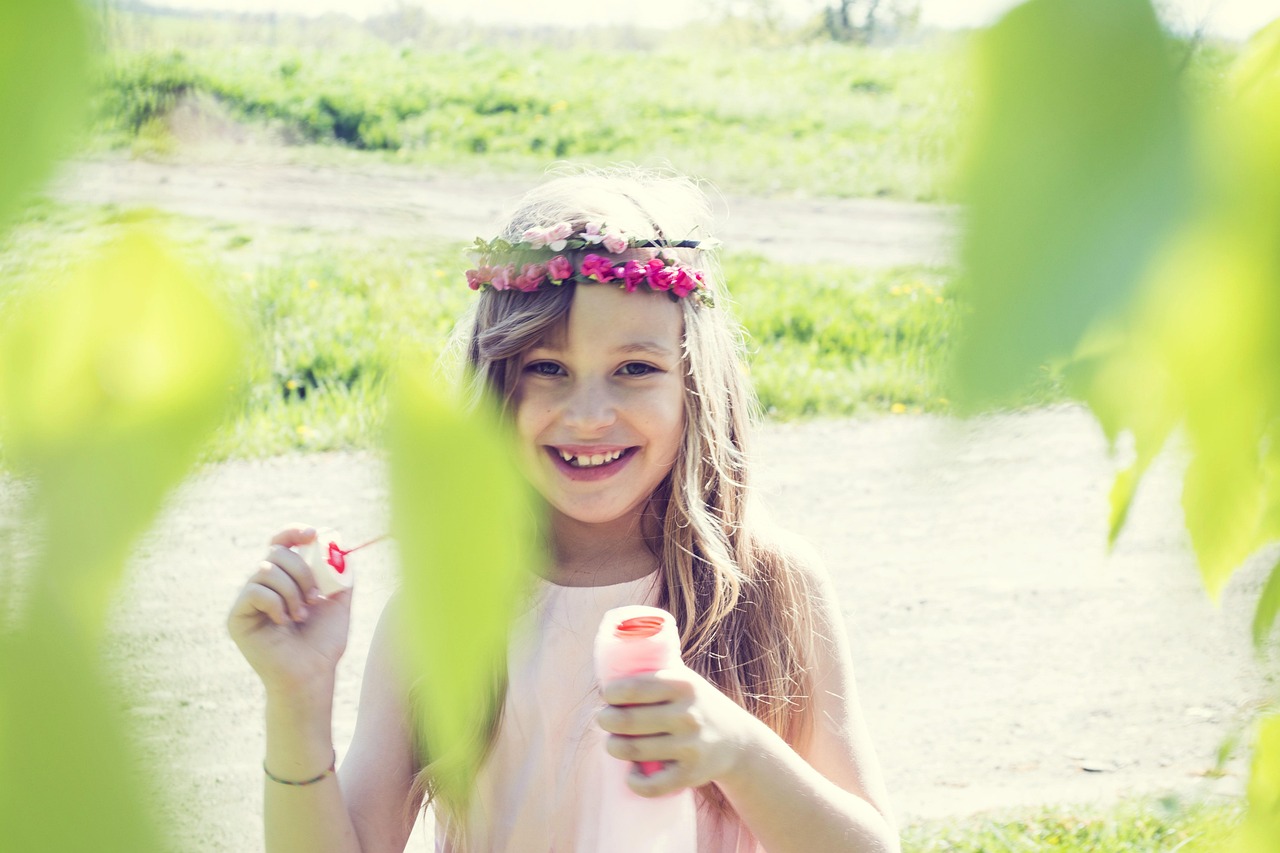 子どもが泡で遊ぶ感触遊びの様子